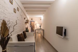 威尼斯的住宿－樂西亞公寓，客厅配有沙发和墙上的电视