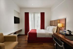 Postel nebo postele na pokoji v ubytování Ramada Encore Domlur Bangalore