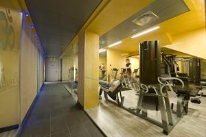 una palestra con macchinari per il cardio-fitness in un edificio di Arli Hotel Business and Wellness a Bergamo