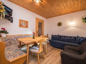 ein Wohnzimmer mit einem Sofa und einem Tisch in der Unterkunft Xanderhof in Leutasch