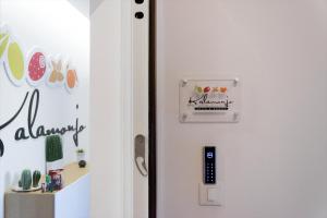 巴勒摩的住宿－Kalamonjo Suite&Rooms，一面有标志的门