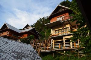una casa con balcone e tetto di Phitharom PP Resort a Phi Phi Don