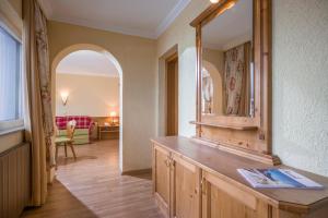 ein Zimmer mit einem Waschtisch mit einem Spiegel darauf in der Unterkunft Das Rotspitz Adults - only in Maurach
