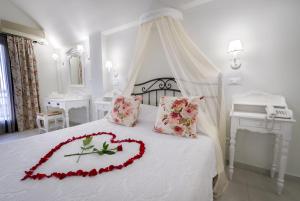 Postel nebo postele na pokoji v ubytování Zephyros Hotel