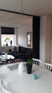 Den Skaldede Kok Guesthouse tesisinde bir oturma alanı
