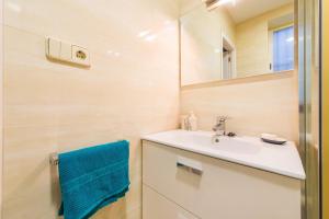 A bathroom at For You Rentals Nuevos Ministerios apartment TEMPORAL MPA14