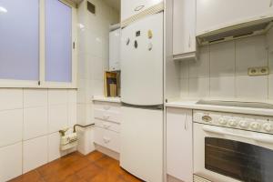 A kitchen or kitchenette at For You Rentals Nuevos Ministerios apartment TEMPORAL MPA14