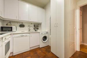 A kitchen or kitchenette at For You Rentals Nuevos Ministerios apartment TEMPORAL MPA14