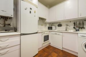 A kitchen or kitchenette at For You Rentals Nuevos Ministerios apartment TEMPORAL MPA14