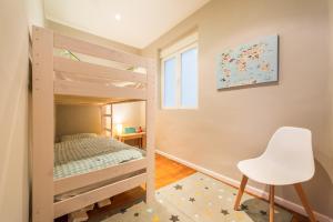 A bed or beds in a room at For You Rentals Nuevos Ministerios apartment TEMPORAL MPA14