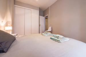 A bed or beds in a room at For You Rentals Nuevos Ministerios apartment TEMPORAL MPA14
