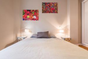A bed or beds in a room at For You Rentals Nuevos Ministerios apartment TEMPORAL MPA14