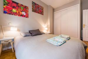 A bed or beds in a room at For You Rentals Nuevos Ministerios apartment TEMPORAL MPA14