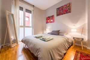 1 dormitorio con 1 cama grande y 2 almohadas en For You Rentals Nuevos Ministerios apartment MPA14, en Madrid