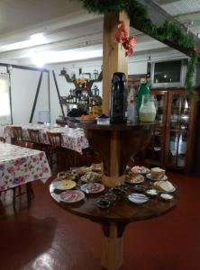 una mesa con platos de comida en un restaurante en Recanto dos Pioneiros, en Nova Petrópolis