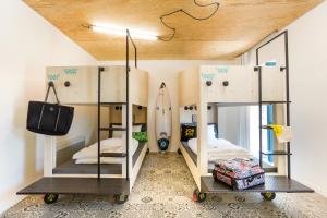 מיטה או מיטות קומותיים בחדר ב-JO&JOE Hossegor