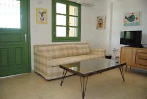 sala de estar con sofá y mesa de centro en Villa Tati, en Kastós