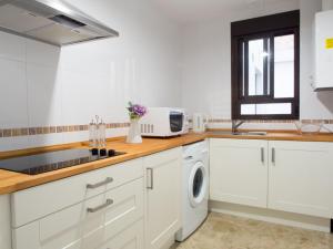 Kuchyňa alebo kuchynka v ubytovaní Apartamentos Turísticos Duque de Hornachuelos + 37 fotografií