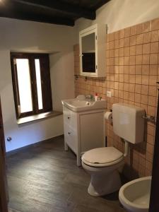 La salle de bains est pourvue de toilettes et d'un lavabo. dans l'établissement Alloggio del Grand Tour, à Sonnino