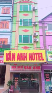 um edifício com uma placa de hotel van Amir em frente em Van Anh Hotel em Noi Bai