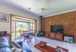 ein Wohnzimmer mit Sofa und Tisch in der Unterkunft Fairy Wren Cottage Country to Coast Retreat in Wallington