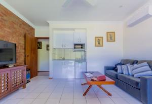 ein Wohnzimmer mit Sofa und Tisch in der Unterkunft Fairy Wren Cottage Country to Coast Retreat in Wallington + 21 Fotos