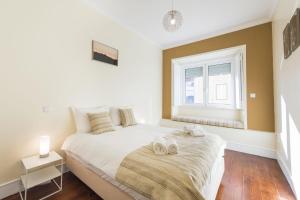 una camera da letto con un letto e due asciugamani di Spacious 4bdr River View a Lisbona