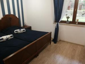 a bedroom with a bed with two pillows on it at Apartamenty w Gorach Stolowych in Szczytna