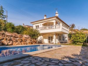レスカラにあるLovely Villa in L'Escala Costa Brava with private Swimming Poolのヴィラ(家の前にスイミングプール付)