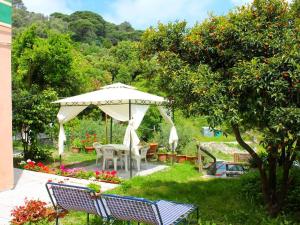 - une table et des chaises sous un parasol dans le jardin dans l'établissement Appartamento di Prestigio- Cà da Lina - Deiva Marina, à Deiva Marina