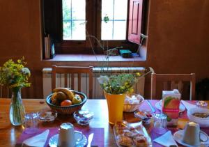 una mesa de madera con un bol de fruta. en Casa Rural Las Águedas, en Murias de Rechivaldo