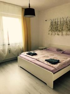 1 dormitorio con 1 cama con lámpara de araña encima en Griffn Properties Lifestyle, en Essen