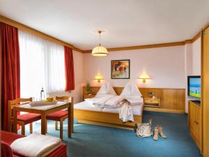 A bed or beds in a room at Der Burgfellnerhof - Adults Only