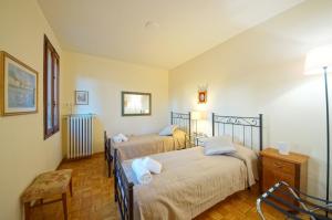 Habitación con 2 camas y una silla. en Treviso Casa Magnolie wi-fi en Treviso