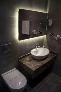 La salle de bains est pourvue d'un lavabo et de toilettes. dans l'établissement Panorama Damla Otel, à Samsun