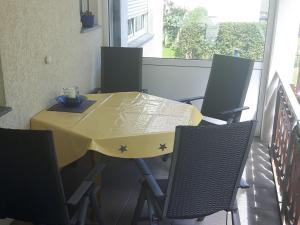バート・リッポルサウにあるHaus Obertalのテーブルと椅子(黄色のテーブルクロス付)