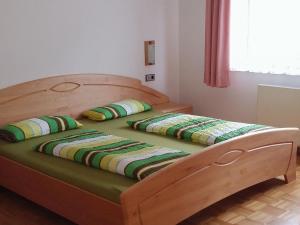 ein Schlafzimmer mit 2 Betten mit Kissen darauf in der Unterkunft Haus Obertal in Bad Rippoldsau