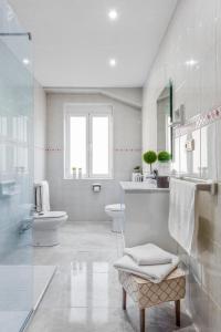 A bathroom at Genteel Home Ático Gran Capitán