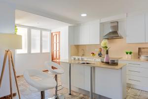 A kitchen or kitchenette at Genteel Home Ático Gran Capitán Még 5 kép