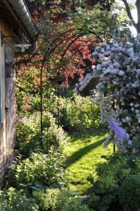 einen Garten mit Blumen und Pflanzen auf einem Haus in der Unterkunft Grange de la Herde in Camon