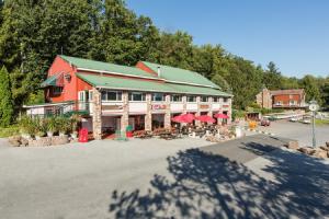 a large building with a red and green roof at Sun Retreats Lancaster County in Narvon