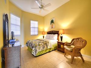 una camera con letto, sedia e televisore di Harborview Grande 604 a Clearwater Beach