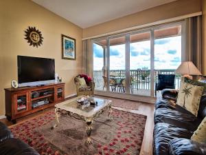 Una sala de estar con un sofá y un televisor. en Harborview Grande 701, en Clearwater Beach