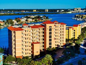Una vista aérea de un complejo turístico con un cuerpo de agua. en Harborview Grande 701, en Clearwater Beach