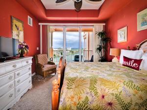 Un dormitorio con una cama y un televisor y un balcón. en Harborview Grande 701, en Clearwater Beach 21 fotos más