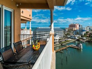 balcón con vistas al puerto deportivo en Harborview Grande 802, en Clearwater Beach