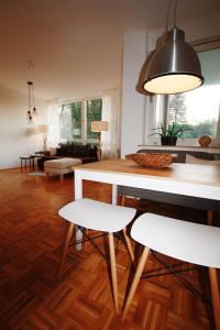 オルデンブルクにあるFerienwohnung am Campusのリビングルーム(テーブル、椅子2脚付)