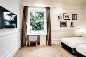 Posteľ alebo postele v izbe v ubytovaní The Shire Hotel