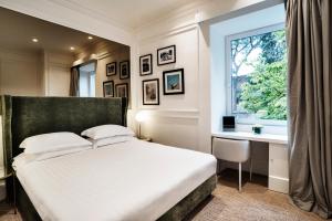 Posteľ alebo postele v izbe v ubytovaní The Shire Hotel
