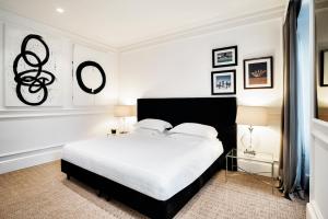 Posteľ alebo postele v izbe v ubytovaní The Shire Hotel